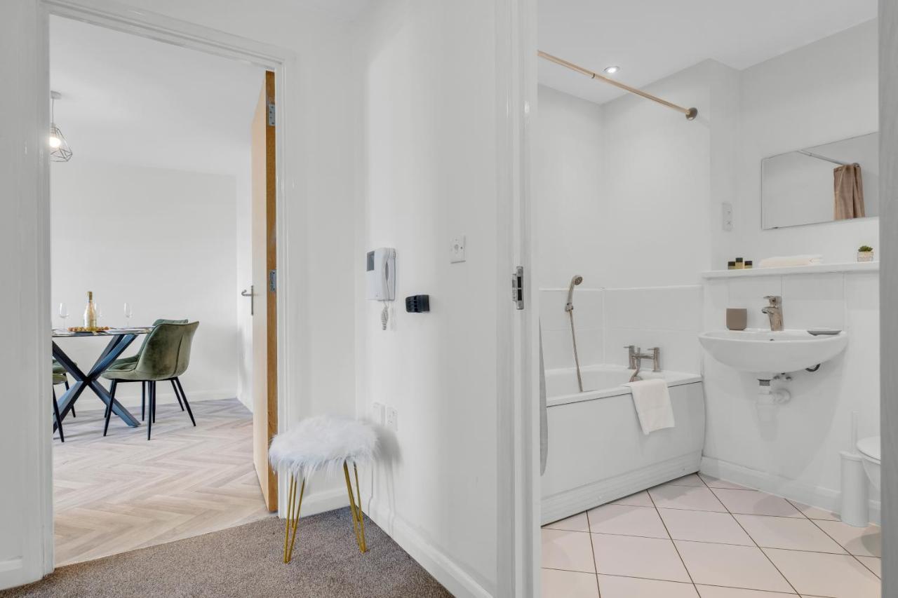 Stylish 4Th Floor 2 Bedroom En Suite City Centre Apartment With Parking By Azura Nights 伯明翰 外观 照片